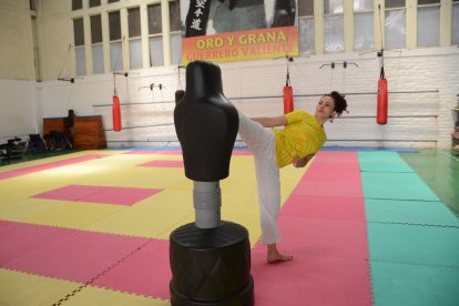 Jackie Factos entrena cerca de seis horas diarias. También realiza trabajos de recuperación y análisis de video de sus oponentes.