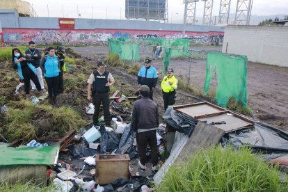Uno de los habitantes de calle reaccionó violentamente con los uniformados que retiraron la casucha en la que dormía.