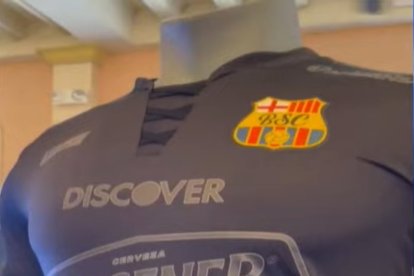 Las camisetas de la nueva colección presentan un estilo retro mezclando colores como el oro, grana y rojo.