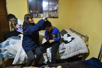 La mujer y su hijo mayor se turnan para velar por la salud y bienestar del pequeño con discapacidad intelectual.