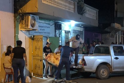 En una camioneta retiraron el cadáver del guardia Luis Armando Martínez.