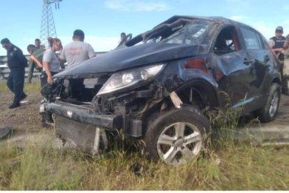 El carro en el que se transportaban las víctimas quedó con varios orificios por el paso de municiones.
