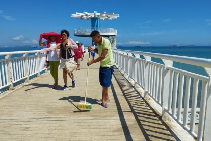 En Ballenita limpiaron diferentes espacios para los días del feriado.