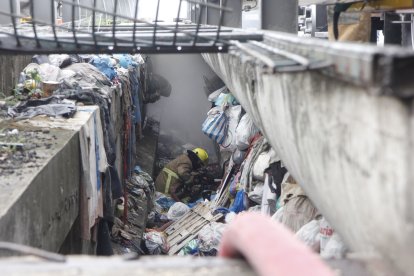 Un bombero se metió en el conducto que divide los carriles de ambos sentidos en el puente.