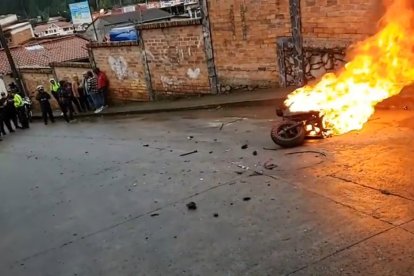 En Cuenca quemaron moto de supuestos 'vacunadores'.