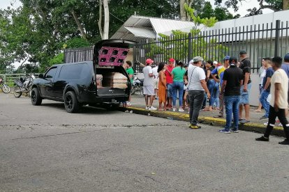 La tarde del jueves, en el exterior de la morgue de Quevedo, familiares de las víctimas aguardaban para retirar los cadáveres.