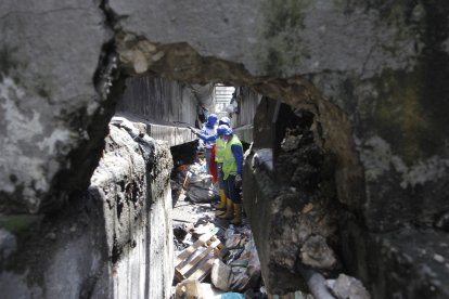 Al personal de Urvaseo le tocó recoger más de 10 toneladas en la ‘cochicueva’.