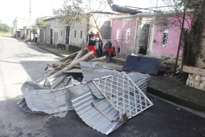 Afuera de una de las viviendas dejaron partes del techo, una puerta y un televisor, dañados por la explosión.