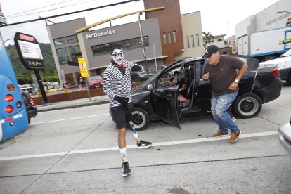 Williams (izquierda) e Israel le ‘sacaron brillo’ al asfalto de la avenida El Bombero. Canciones como ‘Llamemos las pre’, ‘Mucho coro’, ‘A lo pelotero’ son parte del repertorio.