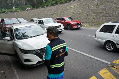 El vehículo fue encontrado a un costado de la avenida Mariscal Sucre, sentido sur - norte, cerca al sector El Bosque.