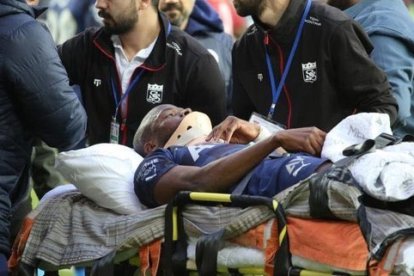 Enner Valencia cuando fue llevado al hospital.