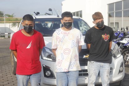 Los implicados se movilizaban en dos motos y tenían en su poder un arma de fuego.