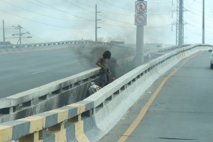 Sur. El puente de Las Esclusas que atraviesa la avenida 25 de Julio hacia Puerto Marítimo, también es usado como quemadero.