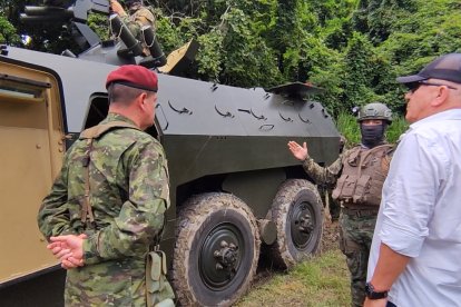 Los soldados conversan con el ministro de Defensa, Luis Lara, sobre el equipo pesado con el que se cuenta para el combate contra los delincuentes.