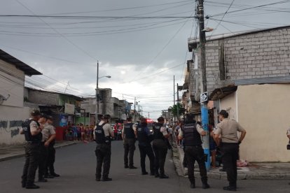 Un grupo de policías llegó al sitio para investigar el caso y realizar el levantamiento del cadáver.