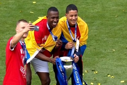 William Pacho (c) y Anthony Valencia celebraron su primer título en Bélgica.