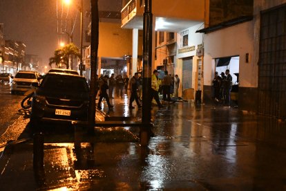 Agentes de Criminalística identificaron los  cadáveres con letras. Eran seis los visibles.