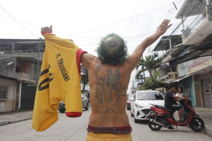 Don Isidro tiene encima importantes símbolos para él: el tatuaje del escudo de Barcelona (en la cabeza), y el de san Jacinto (en la espalda). También tiene la camiseta de