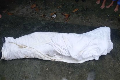 Cuando llegó su esposa, el cuerpo estaba en el agua. No se sabe si pereció ahogado o alguien lo mató.