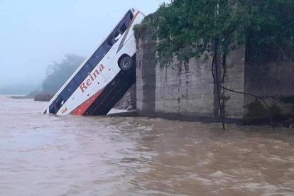 El accidente se registró a las 00H11 y el bus había salido desde Esmeraldas a las 21H35 con destino a Manta