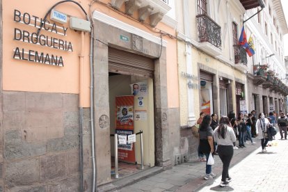 En la calle García Moreno aún existe la  primera farmacia de la ciudad. Los boticarios preparaban ellos mismos las recetas.