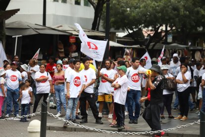 Los dirigentes de la FUT se concentraron en la Plaza Centenario