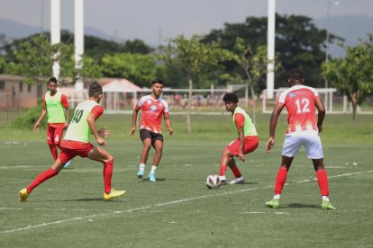 La plantilla de Rocafuerte (rojo) cumple con varios amistosos, para llegar listo al torneo de Segunda Categoría.