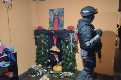 En este altar se mira una estatuilla negra con sombrero. Este representa a Eleguá, deidad que vigila los caminos.