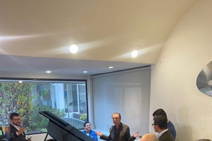 El viernes recibió un  homenaje de los colaboradores y directivos de Ecuavisa.