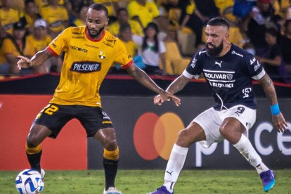 Leonai Souza disputando el balón en el partido ante Bolivar.