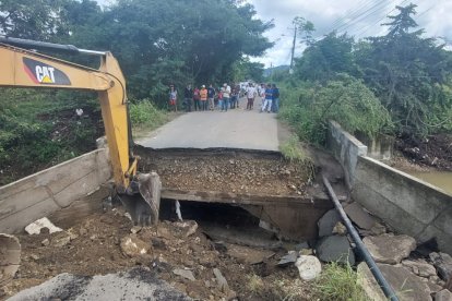 Las caída del puente por culpa de las últimas lluvias incomunica y causa molestias a las personas que viven y laboran en el sitio.