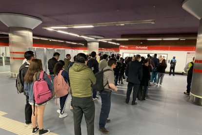 En las boleterías del Metro de Quito se acumularon los usuarios, lo que generó inconvenientes y malestar.