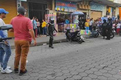 Una de las víctimas quedó junto a una motocicleta.