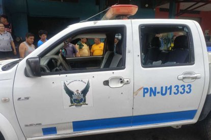 Con al menos una docena de perforaciones quedó el vehículo en que andaban los agentes.