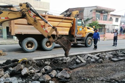 En la calle Esmeraldas, actualmente se realiza el retiro de la capa existente.