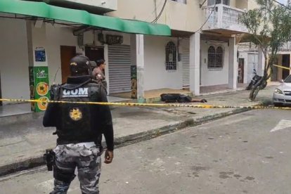 El cuerpo quedó tendido sobre la calzada