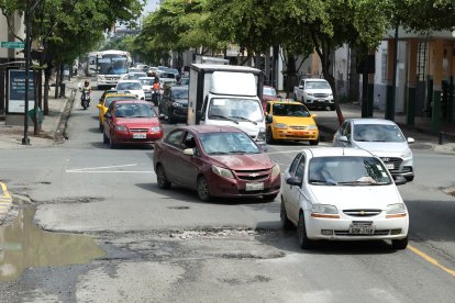 Los vehículos deben desviarse para evitar caer en los baches.