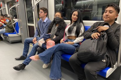 La quiteña Rosa Pulupa (con bufanda) y su nuera, la colombiana Natalia Castro, en su primer viaje.