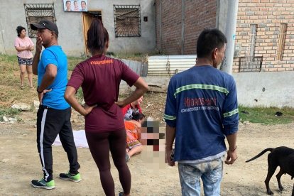 En una esquina quedó tendido el hombre y luego fue abrazado por unas mujeres.