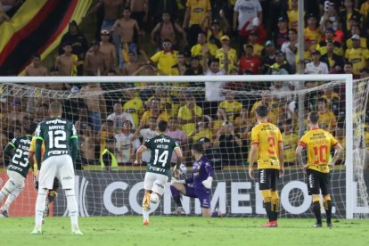Con un gol de penal, Palmeiras se impone a Barcelona en el primer tiempo.