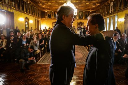 Don Alfonso recibió una condecoración en Carondelet.