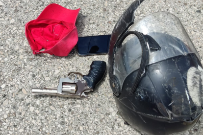 La Policía presentó un casco, una gorra y una pistola como evidencias.