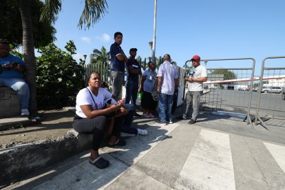 Familiares del electricista Edwin  Caicedo Valencia llegaron a la morgue.