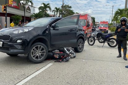 Los dos presuntos antisociales se movilizaban en una motocicleta.