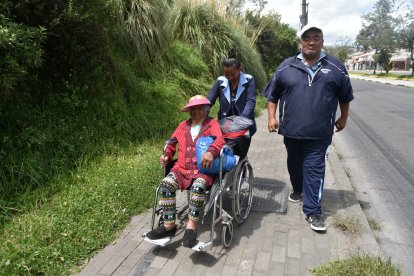 Esposos y suegra se aventuraron por la carretera durante 151 kilómetros.