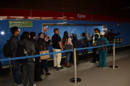Las filas de espera han sido largas en algunas de las estaciones.