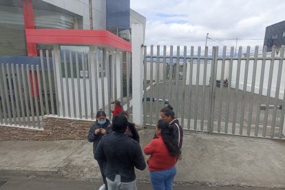 Los familiares acudieron hasta el Centro Forense a retirar el cuerpo de la menor.