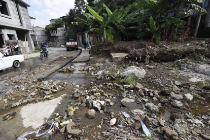 Parte de lo que ha descendido desde el cerro sigue en una de las vías del sector.