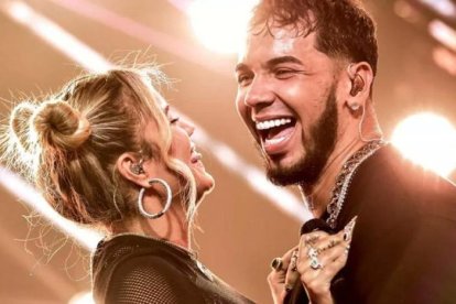 El puertorriqueño y la colombiana hicieron oficial su relación en 2017.