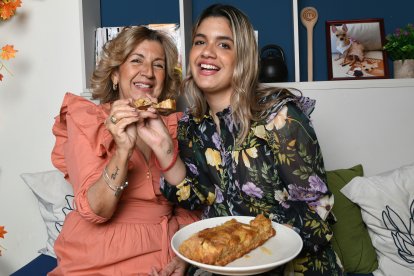 Linda y Raquel son amantes a la cocina.